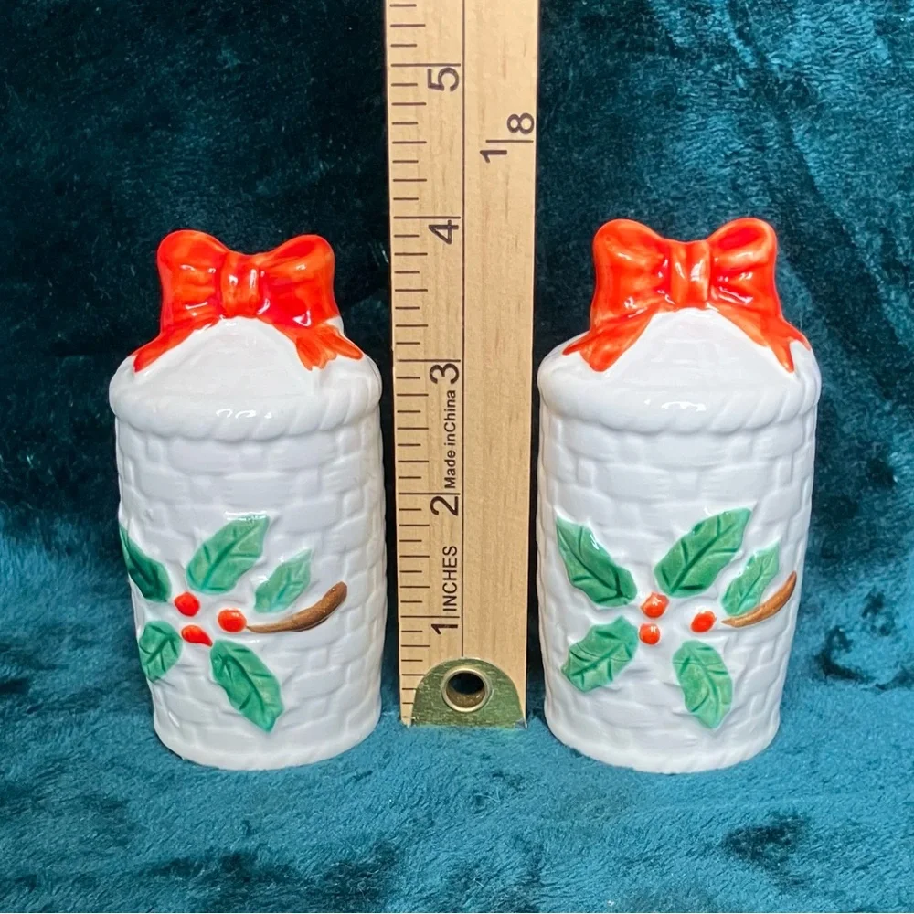 Vintage Set Enesco Japan Holly‎ Berry Salt and Pepper Shakers
